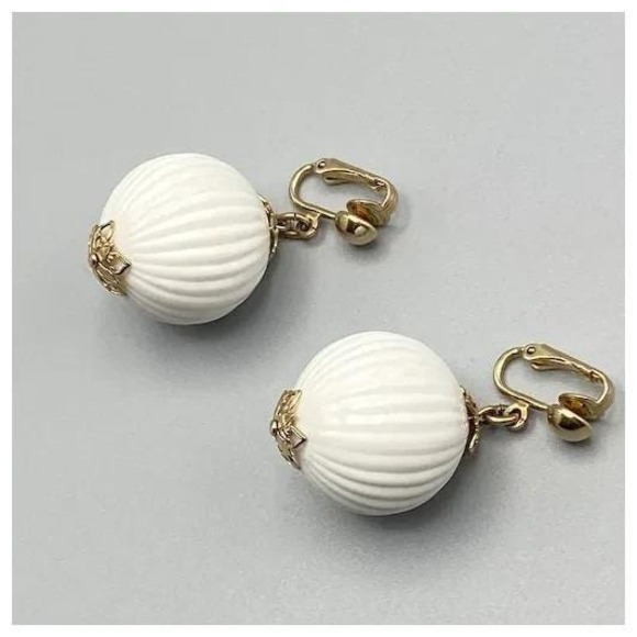 Vintage 1974 Sarah Coventry White Plastic Clip Earrings Ribbed Ball Beads Dangle - Picture 5 of 6